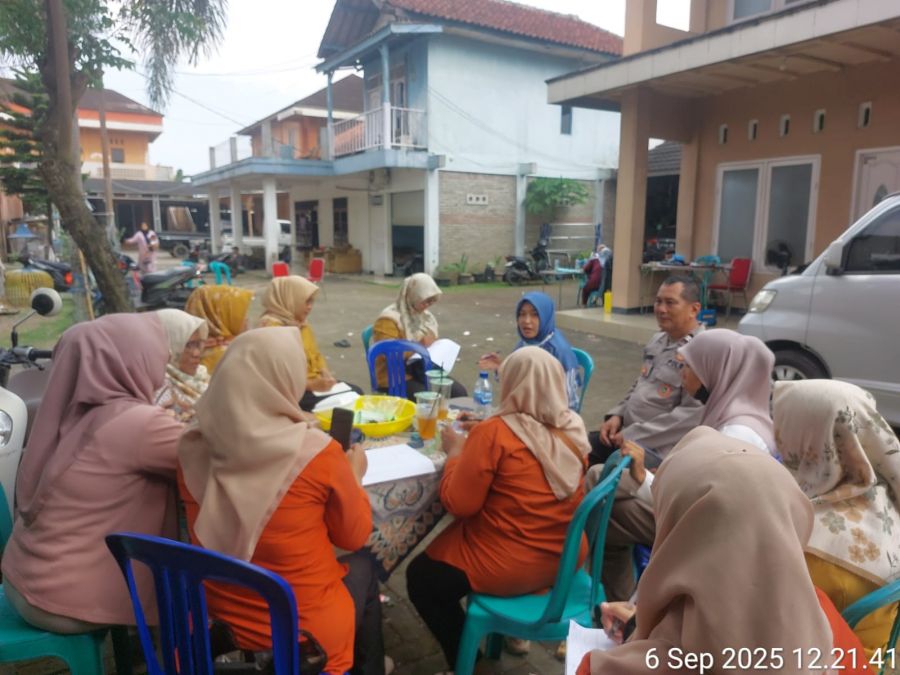 Bhabinkamtibmas Polsek Cikupa Sambang Warga Desa Sukadamai
