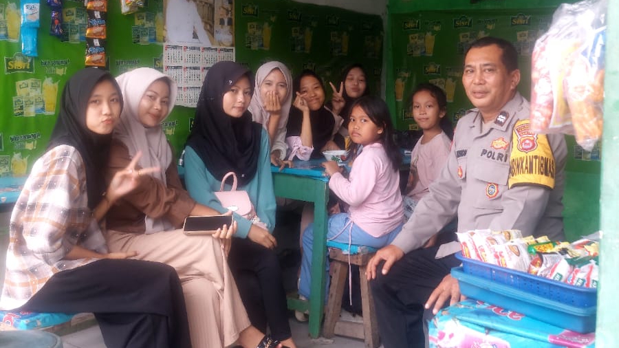 Bhabinkamtibmas Polsek Cikupa Sambangi Warung Warga, Serap Aspirasi dan Sampaikan Himbauan Kamtibmas