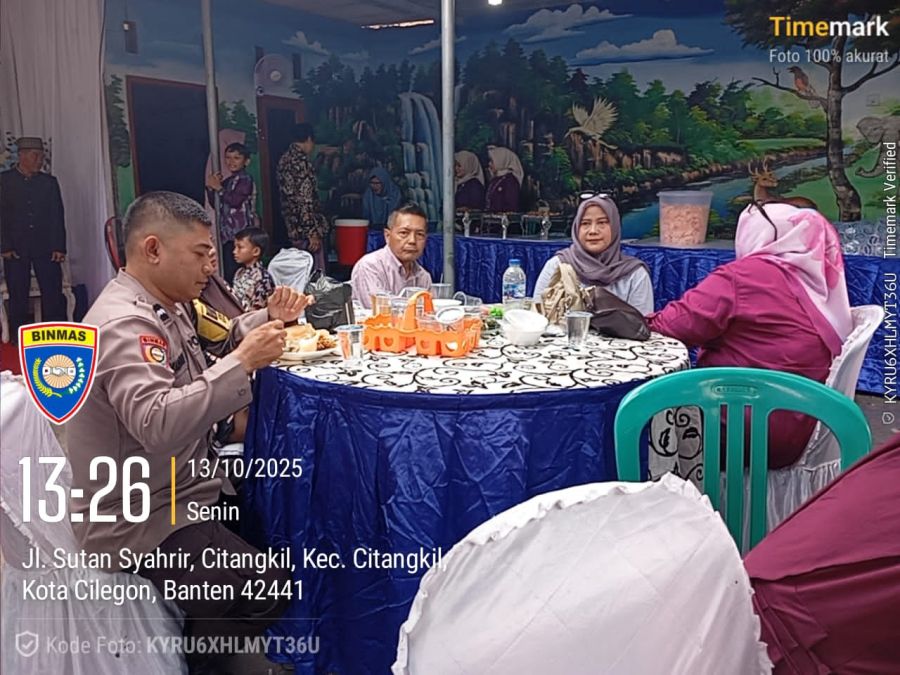 Bhabinkamtibmas Polsek Ciwandan Hadiri Resepsi Pernikahan Warga, Pastikan Kamtibmas Terjaga