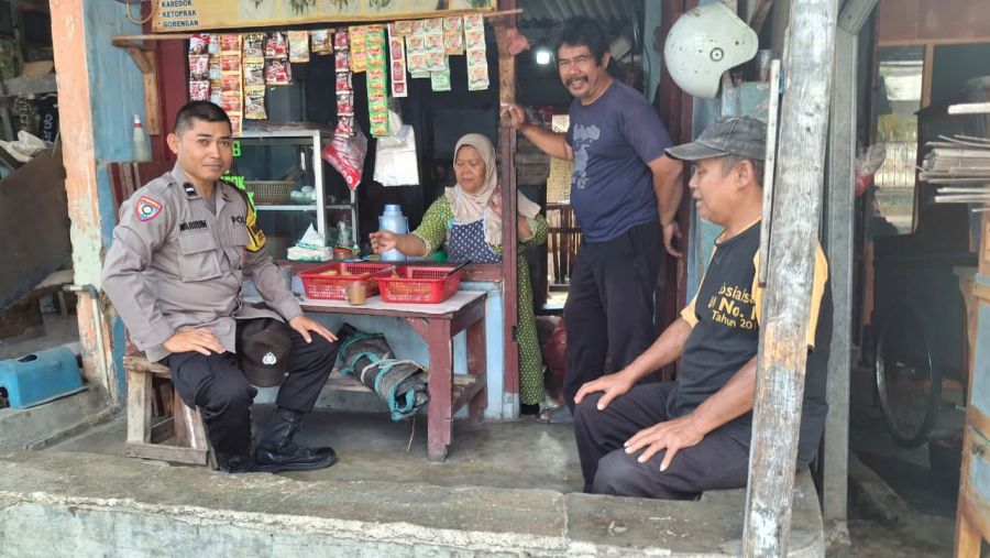 Bhabinkamtibmas Polsek Ciwandan Sambang Warga di Warung Kopi, Pererat Silaturahmi dan Dialog