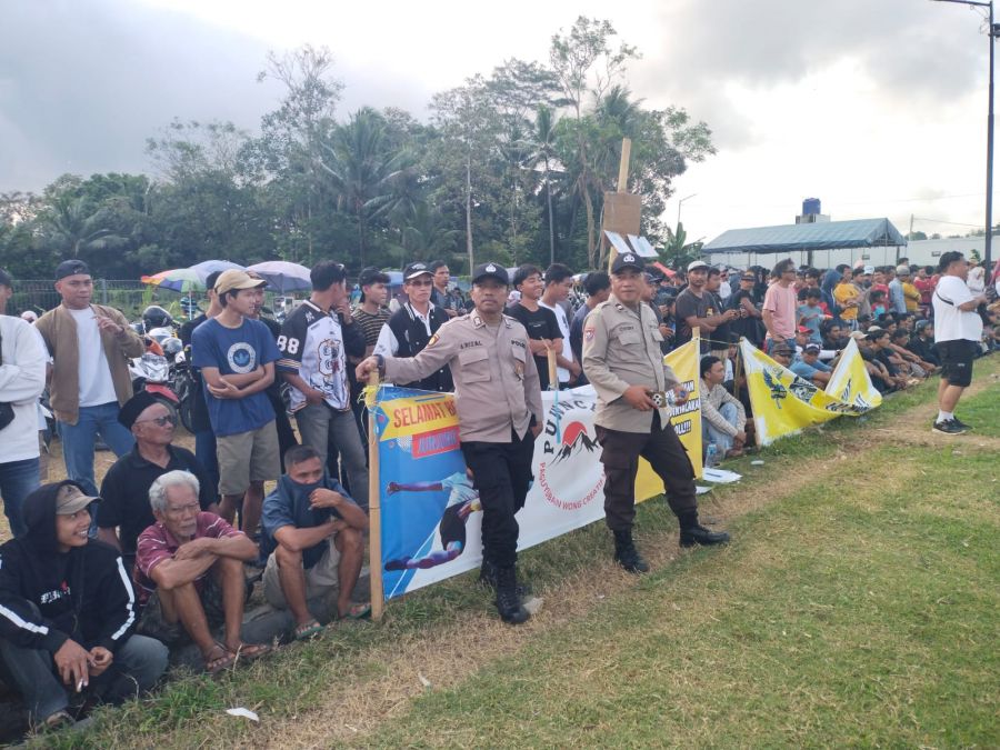 Bhabinkamtibmas Polsek Mancak Amankan Turnamen Sepak Bola Antar Desa ADEPSI Cup 2025