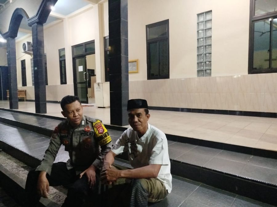 Bhabinkamtibmas Polsek Mancak Laksanakan “SULING” Shalat Subuh Keliling