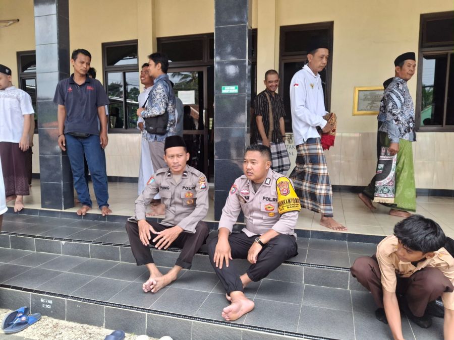 Bhabinkamtibmas Polsek Mancak Laksanakan Kegiatan Jum’at Keliling di Masjid At-Tawuun
