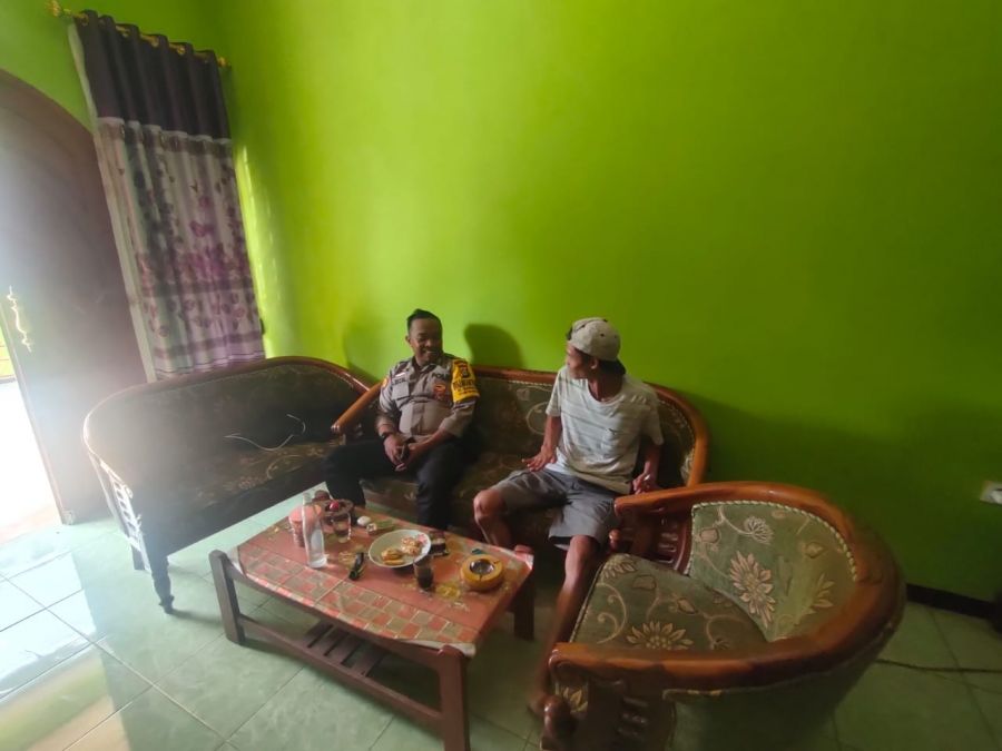 Bhabinkamtibmas Polsek Mancak Sambang Tokoh Masyarakat