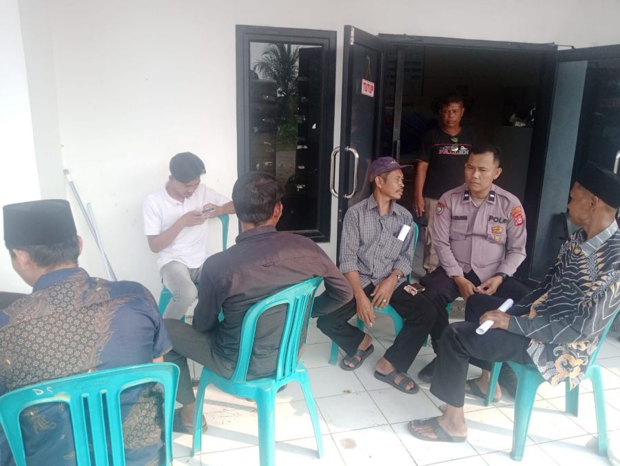 Bhabinkamtibmas Polsek Mancak Sambangi Tokoh Masyarakat Dukung Harkamtibmas