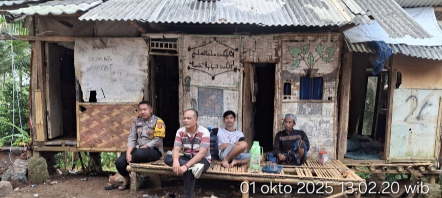 Bhabinkamtibmas Polsek Mancak Sambang Ponpes dan Tokoh Masyarakat di Desa Balekencana