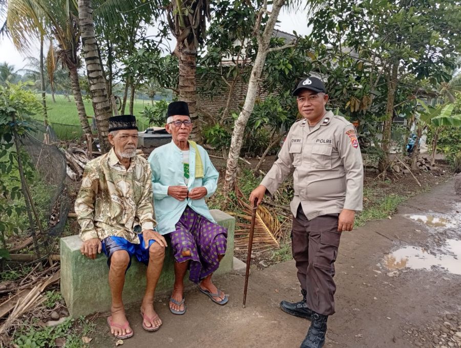 Bhabinkamtibmas Polsek Mancak Sambangi Tokoh Masyarakat, Monitoring Kamtibmas Desa Cikedung