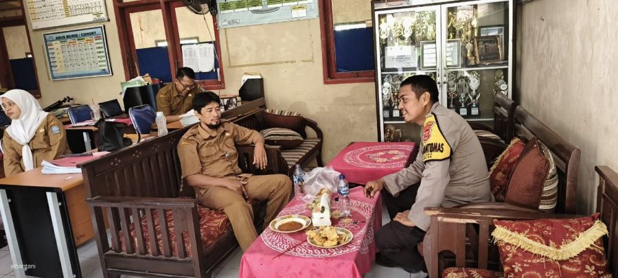 Bhabinkamtibmas Polsek Mancak Sambang Tokoh Masyarakat, Wujudkan Harkamtibmas Kondusif