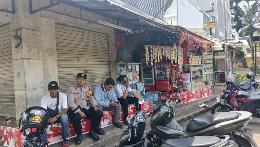 Bhabinkamtibmas Polsek Panongan Jalin Kedekatan dengan Warga Lewat Ngobrol Santai di Warung Bhabin