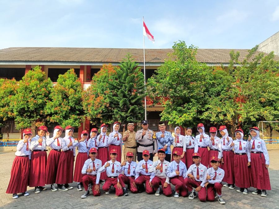 Bhabinkamtibmas Polsek Pasar Kemis Jadi Pembina Upacara di SDN Suka Asih 1