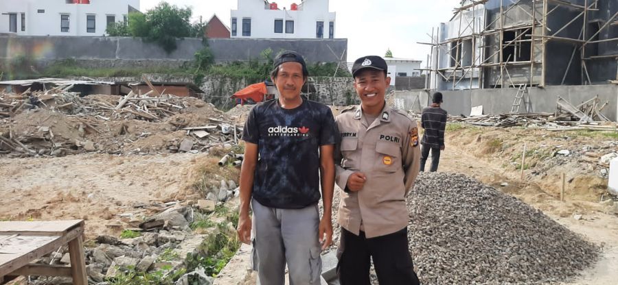 Bhabinkamtibmas Polsek Puloampel Jalin Komunikasi Positif dengan Warga