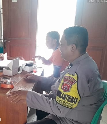 Bhabinkamtibmas Polsek Purwakarta Sambangi Kantor Kelurahan Pastikan Kamtibmas Kondusif