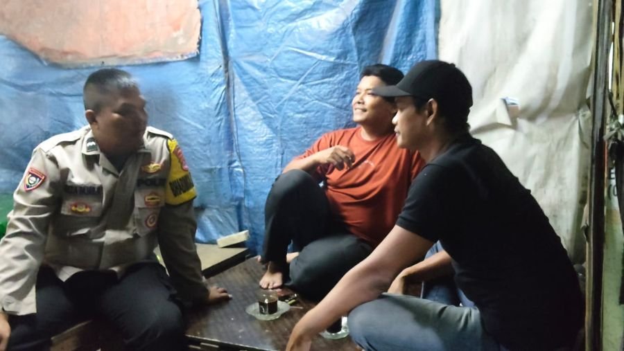 Bhabinkamtibmas Sambangi Pos Satkamling Desa Bojong, Perkuat Kamtibmas Bersama Warga