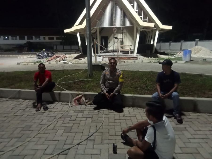 Bhabinkamtibmas Sambangi Ronda Malam, Sampaikan Pesan Kamtibmas