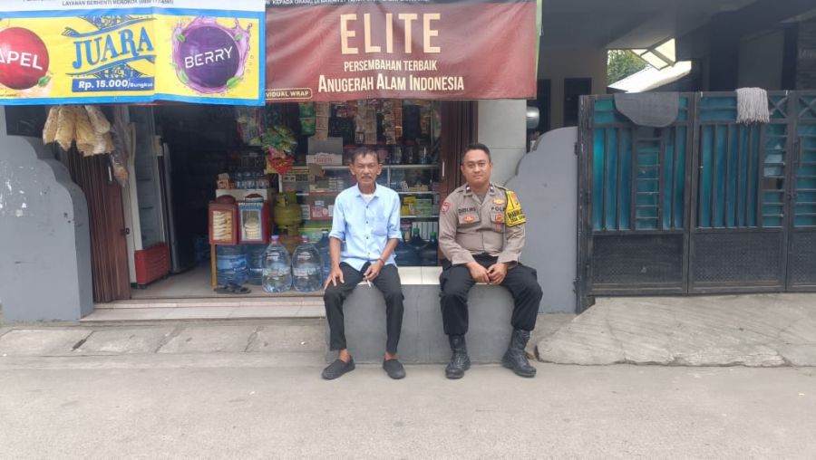 Bhabinkamtibmas Sambangi Warung Warga di Sukanagara, Serap Aspirasi dan Sampaikan Pesan Kamtibmas