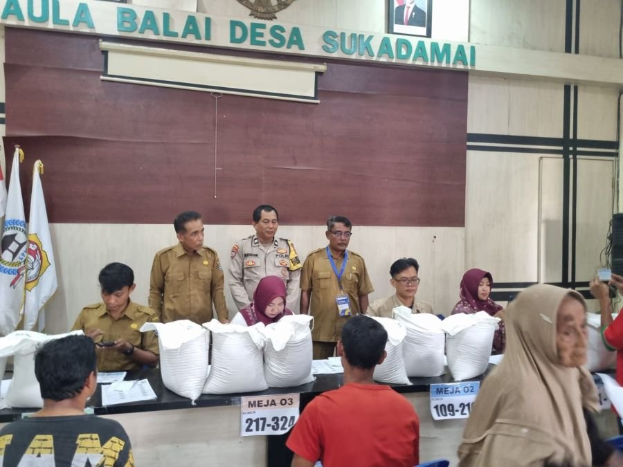 Bhabinkamtibmas Sukadamai Amankan Penyaluran Bantuan Beras Kemensos untuk 649 Warga
