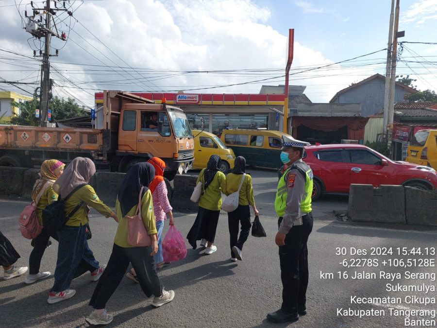 Bripka Reza Fajar A Kawal Kelancaran Arus Lalu Lintas di Jalan Raya Serang