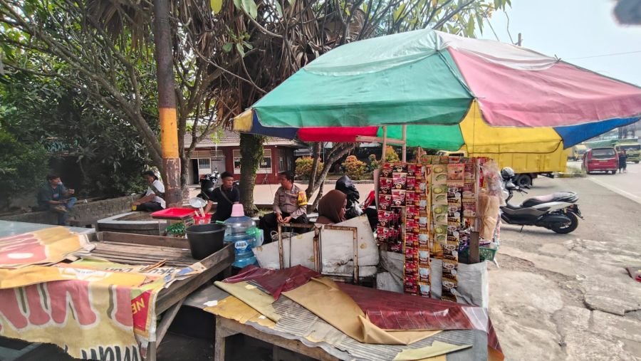 Bripka Reza Fajar Gelar Warung Bhabinkamtibmas, Serap Aspirasi Warga Desa Bojong