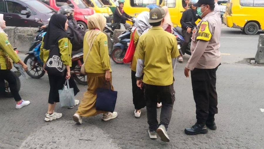 Bripka Reza Fajar Laksanakan Pengaturan Lalin Sore, Ciptakan Kamseltibcar di Wilayah Cikupa