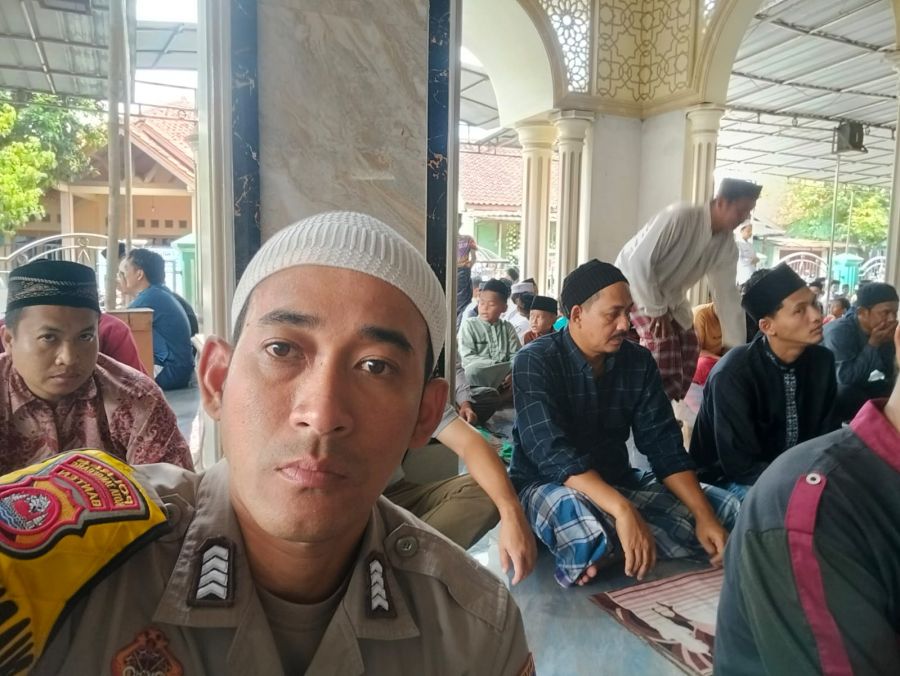 BRIPKA Ristyanto Shalat Jumat Keliling di Desa Cibadak, Jalin Kedekatan Polri dengan Masyarakat
