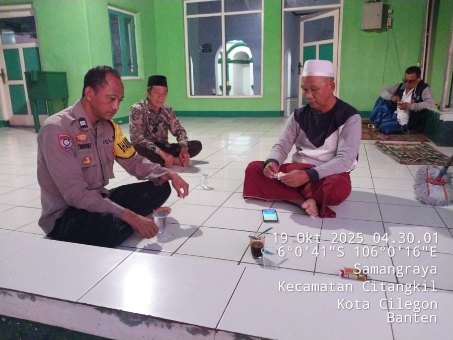Dalam Pembinaan Rohani, Bhabinkamtibmas Polsek Ciwandan Sholat Subuh Berjama’ah