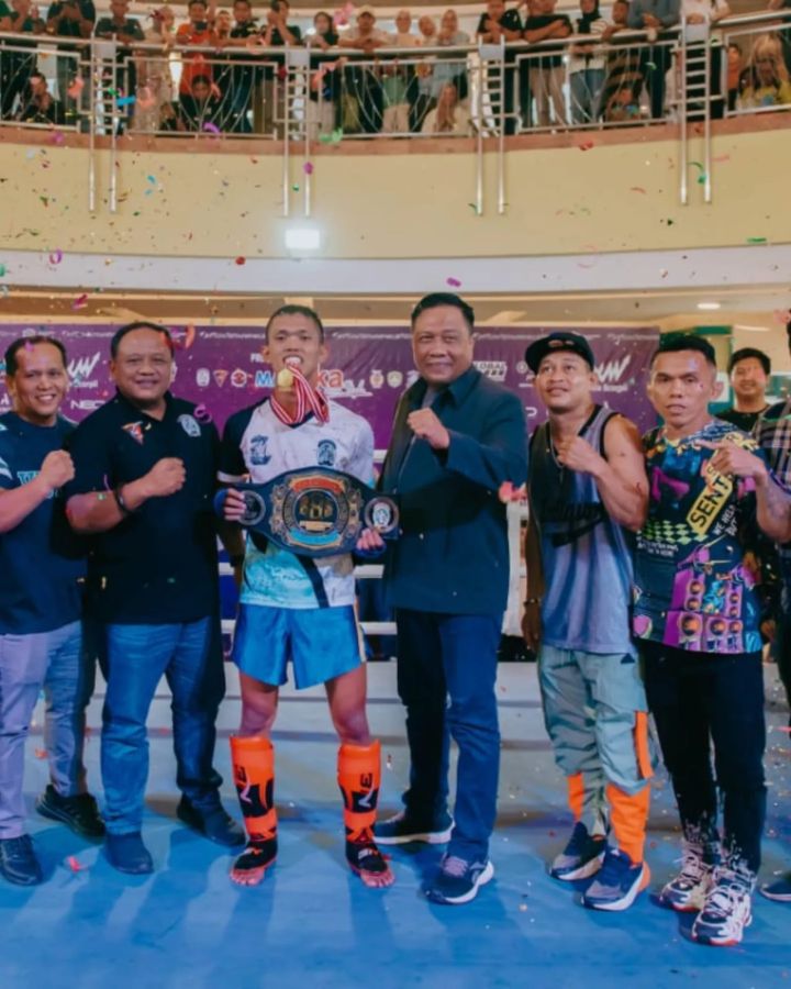 Dansat Brimob Polda Riau Kalungkan Sabuk Juara SKA SPORT Show kepada Demanto