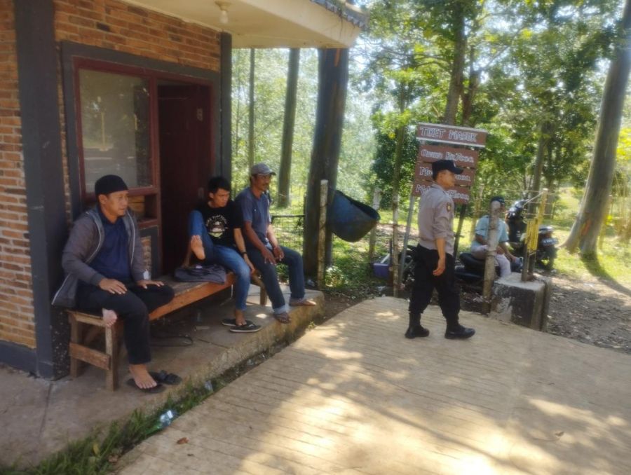Dedikasi Tanpa Batas, Bhabinkamtibmas Jalankan Tugas dengan Hati Demi Keamanan dan Ketertiban Desa