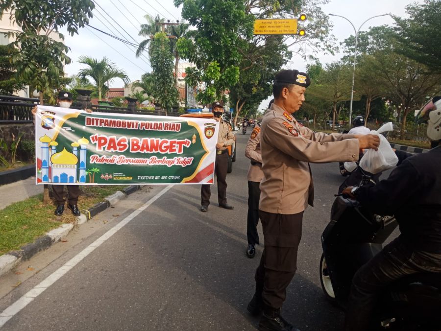 Dit Pamobvit Polda Riau Patroli dan  Berbagi Takjil kepada Pengendara