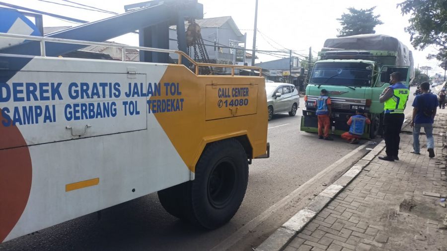 Evakuasi Cepat Pasca Kecelakaan Truk di Jalan Raya Serang, Satlantas Polresta Tangerang Turun Tangan