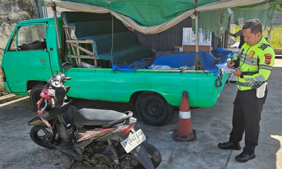Gagal Fokus Motor Beat Siti Senggol Mobil Bok Indomaret, Saat Balik Arah