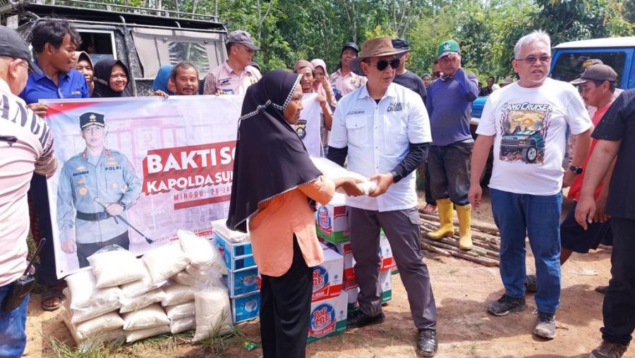 Gandeng Komunitas 4X4, Kapolda Sumsel Irjen A. Rachmad Wibowo Sambangi Masyarakat Korban Banjir