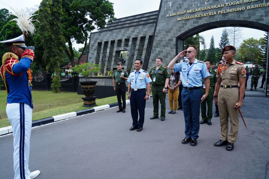 Gubernur Akmil Terima Kunjungan 
Military Attache Negara Sahabat