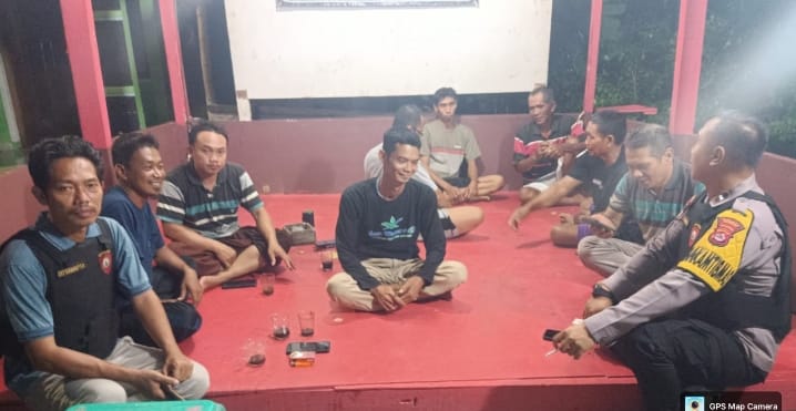 Hadir di Pos Ronda, Bhabinkamtibmas Polsek Purwakarta Sampaikan Himbauan Kamtibmas kepada Warga