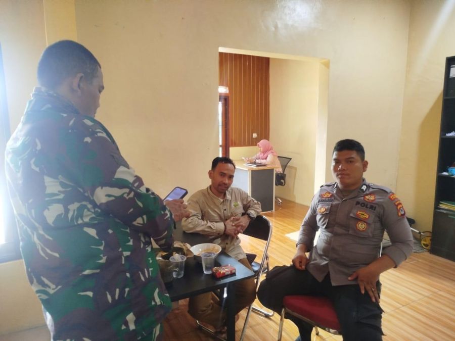 Harmoni Pelayanan Publik: Bhabinkamtibmas dan Staf Desa Cinangka Bersama Warga Ciptakan Rasa Nyaman