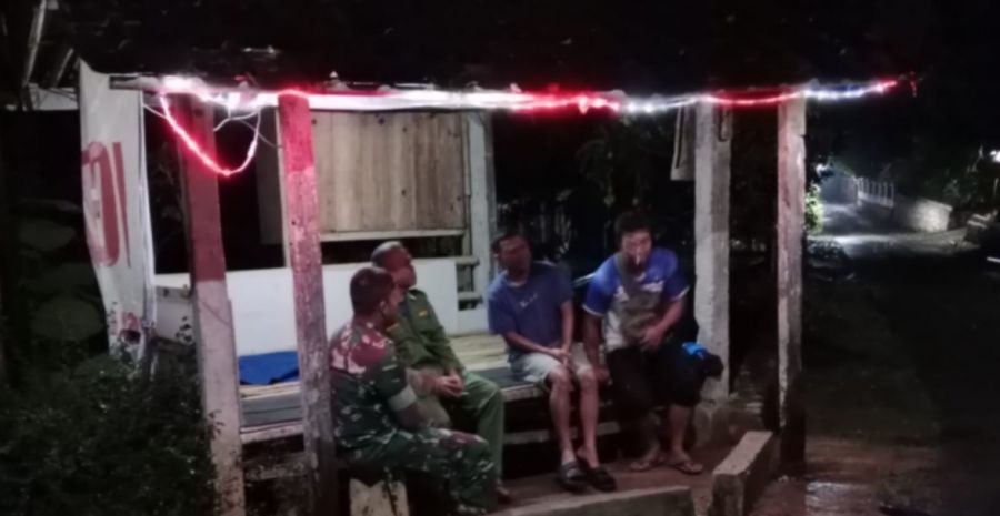 Hujan Bukan Penghalang Bagi Babinsa Dan Warga Mejaga Keamanan Lingkungan