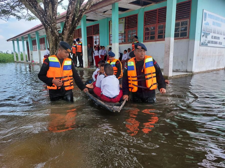 Intruksi Kapolda, Personel Brimob Bantu Korban Banjir