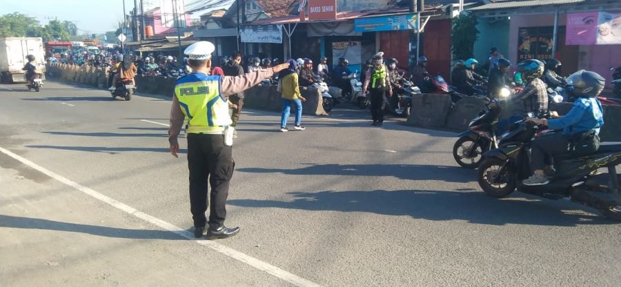 IPTU Udi Muhdi Bersama Personel Lantas Laksanakan PECAK Pagi, Wujudkan Lalin Lancar di Cikupa