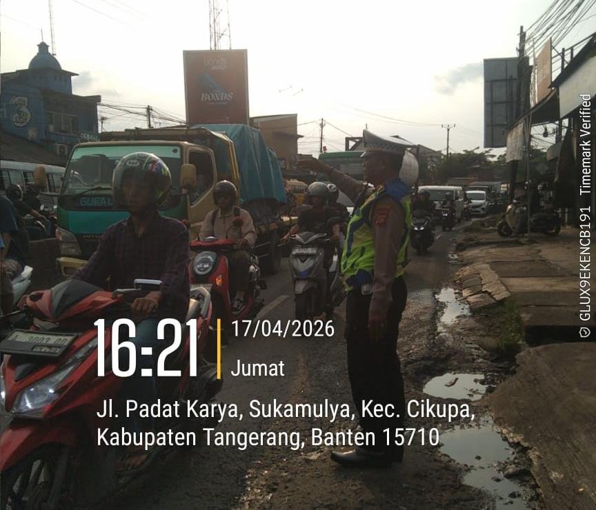IPTU Udi Muhdi Turun Langsung, Polsek Cikupa Laksanakan PECAK Sore Hari di Jalan Raya Serang