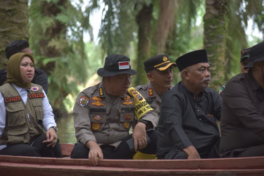 Irwasda Polda Riau Gunakan Perahu Kayu Tinjau Lokasi Banjir dan Salurkan Bantuan di Inhu