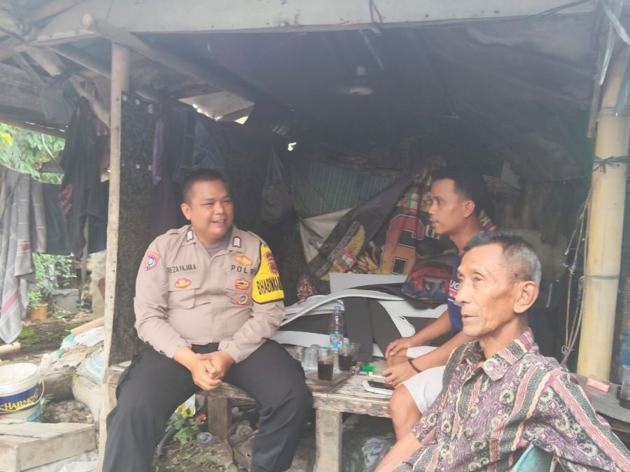Jalin Kedekatan, Bhabinkamtibmas Desa Bojong Sambangi Warga dan Sampaikan Himbauan Kamtibmas
