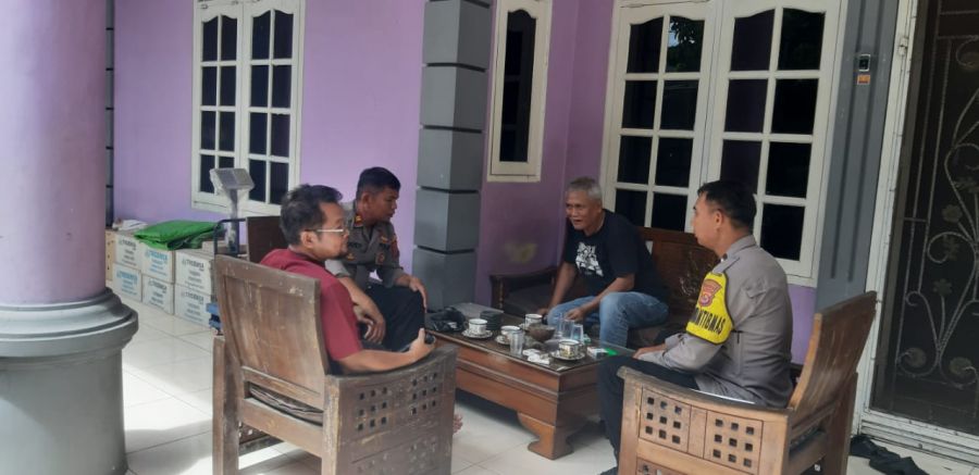 Kanit Binmas Polsek Cikupa Bhabinkamtibmas Kelurahan Sukamulya Laksanakan Sambang Tokoh Masyarakat