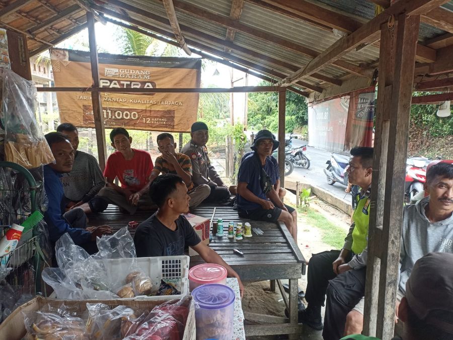 Kanit Binmas Polsek Penukal Utara Bersama Personil Lakukan Jum'at Curhat dengarkan Keluhan Masyaraka