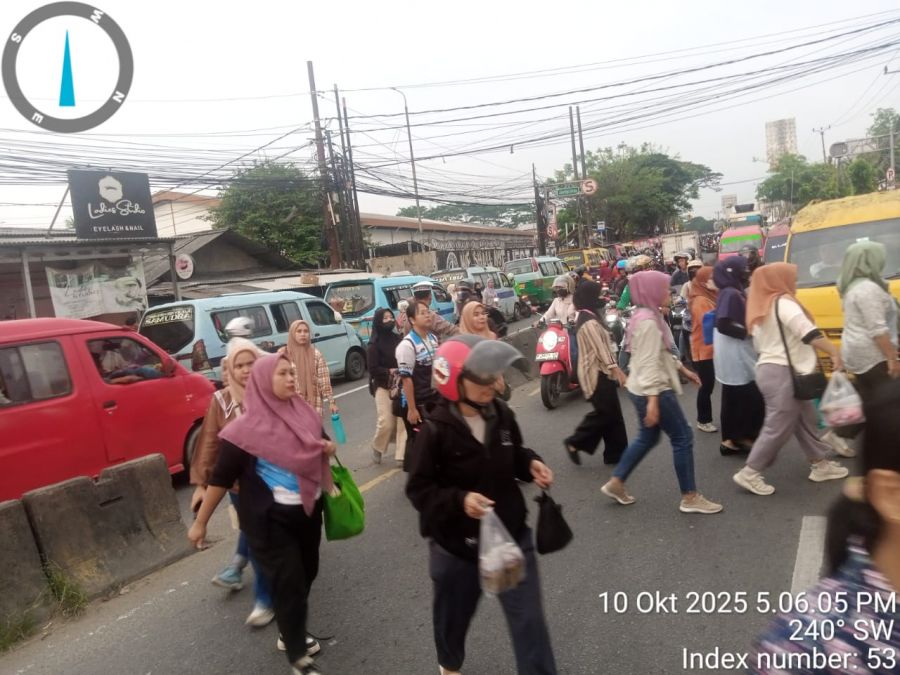 Kanit Lantas IPTU Udi Muhdi Turun Langsung Pantau PECAK Sore Hari di Pertigaan Columbus PT Cingluh