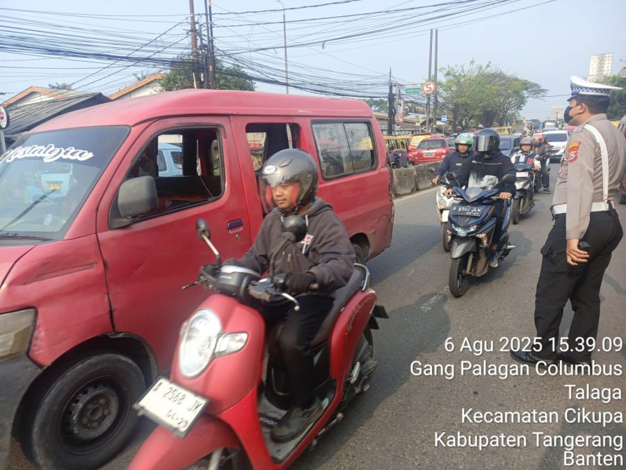 Kanit Lantas Polsek Cikupa Pantau Langsung PECAK Sore Hari di Titik Rawan Kemacetan