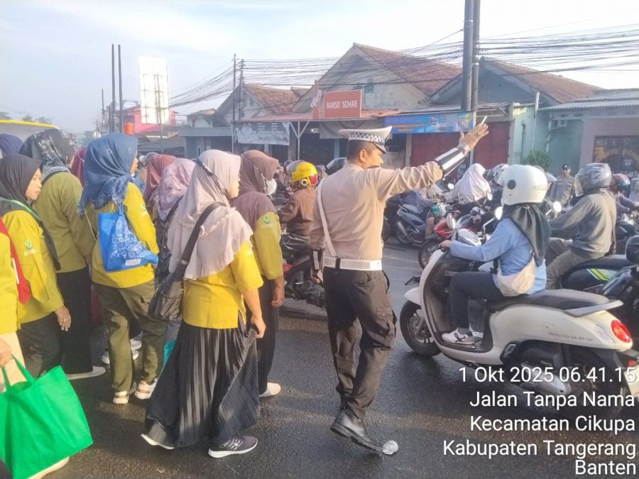 Kanit Lantas Polsek Cikupa Pantau PECAK di Jalan Raya Serang