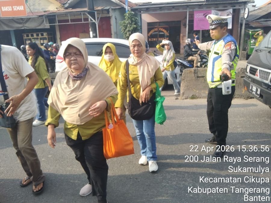 Kanit Lantas Polsek Cikupa Pimpin Pecak Sore, Arus Lalu Lintas di Jalan Raya Serang Terpantau Lancar