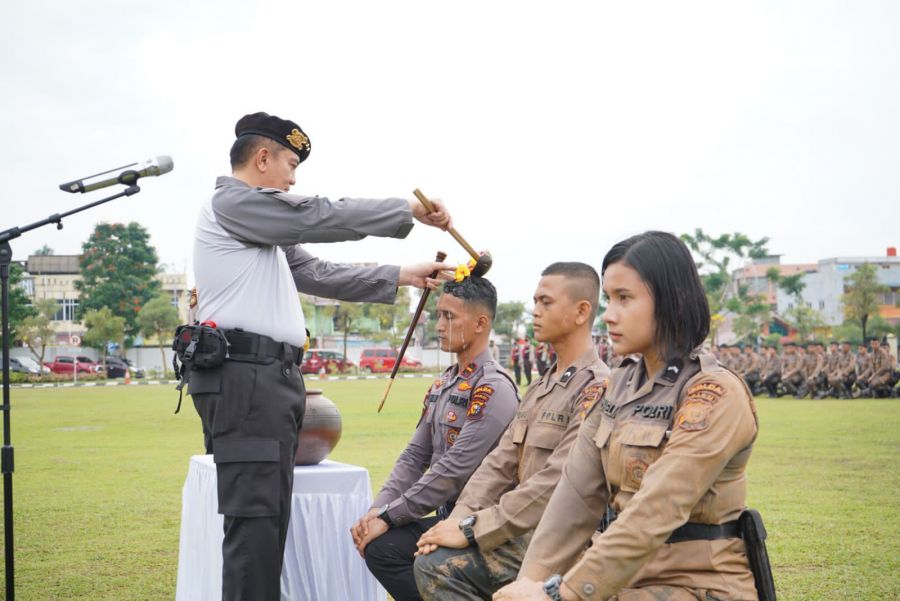 Kapolda Riau Sematkan Baret Perwira dan Bintara Remaja Ditsamapta