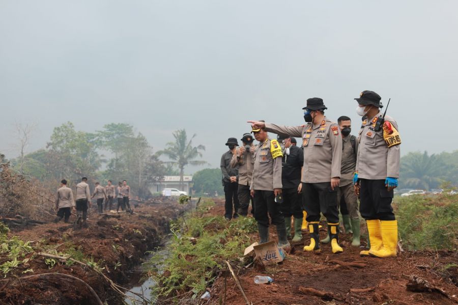 Kapolda Riau Terjun Pastikan Operasi Pemadaman Karhutla di Wilayah Perbatasan Dumai Bengkalis
