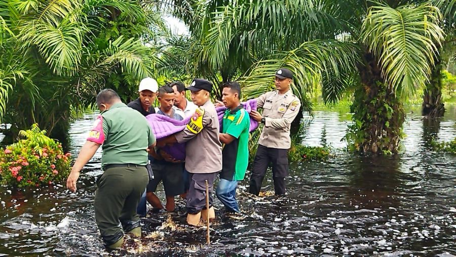 Kapolda Riau Terjunkan Personel Khususnya Bantu Warga Menangani Bencana Banjir