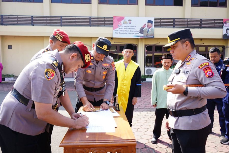 Kapolres Cilegon Pimpin Sertijab Kabag SDM, Kabag Log, dan Kasat Reskrim, Tekankan Profesionalisme